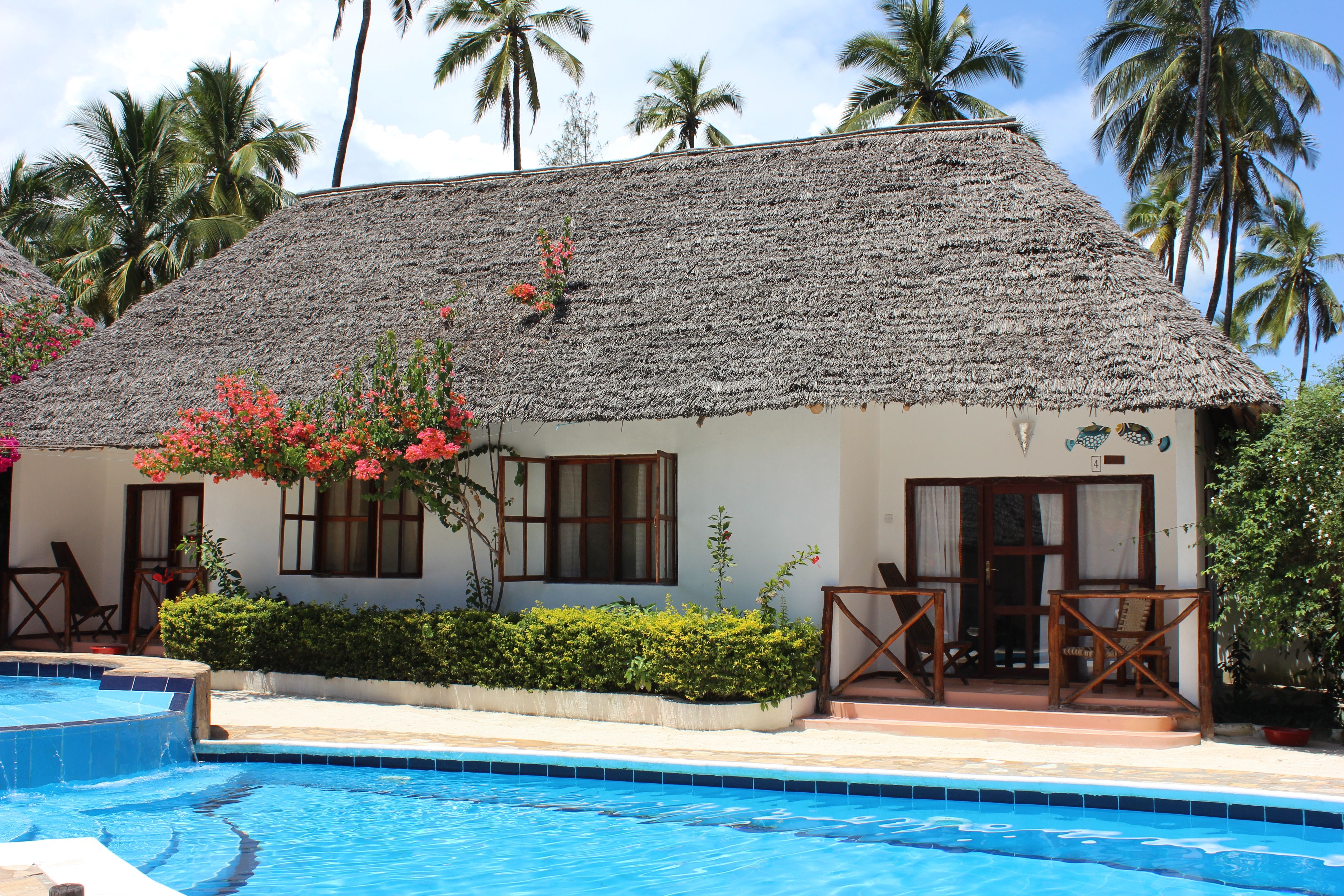 TRIPLE POOL VIEW