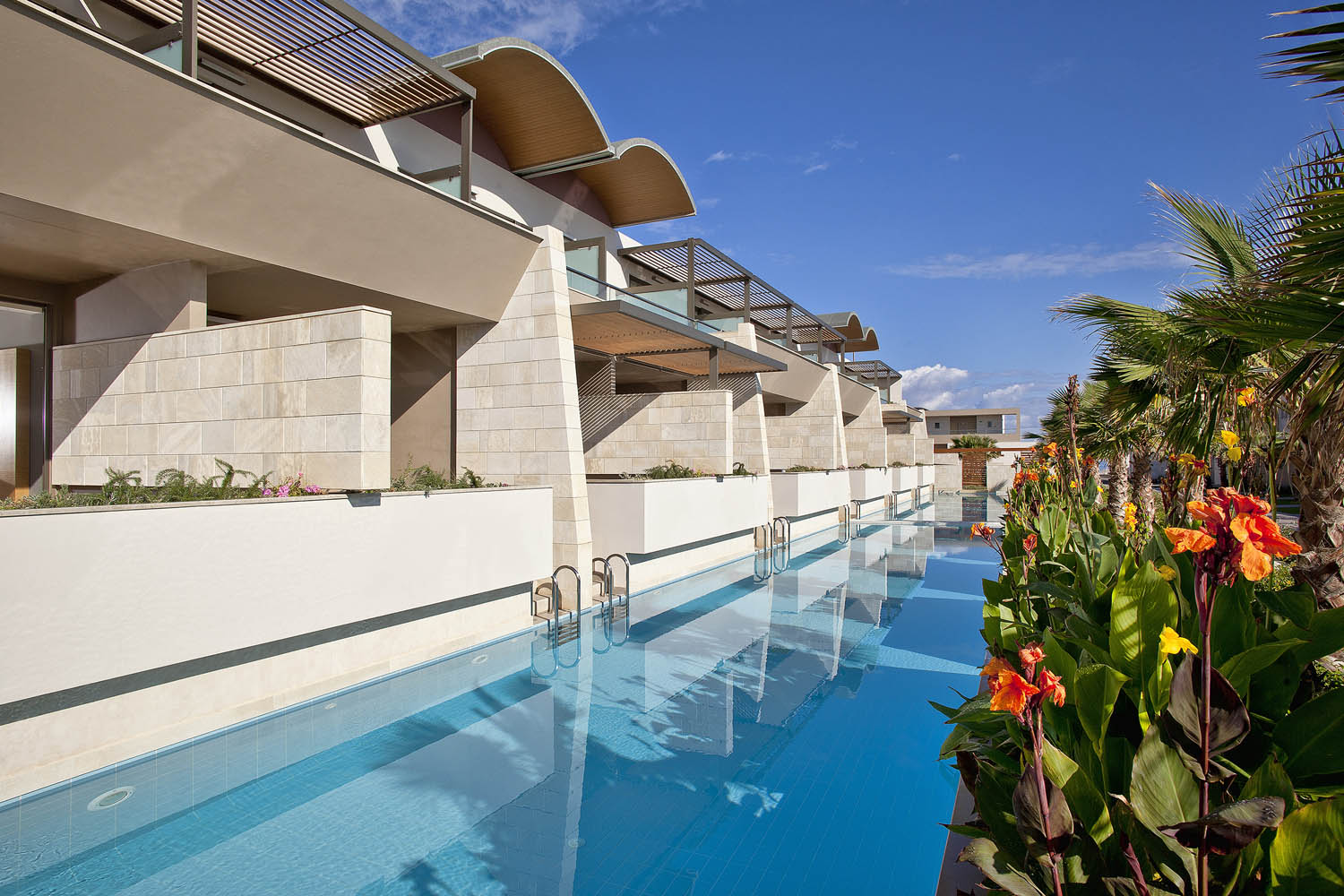 DELUXE ROOM SHARING POOL