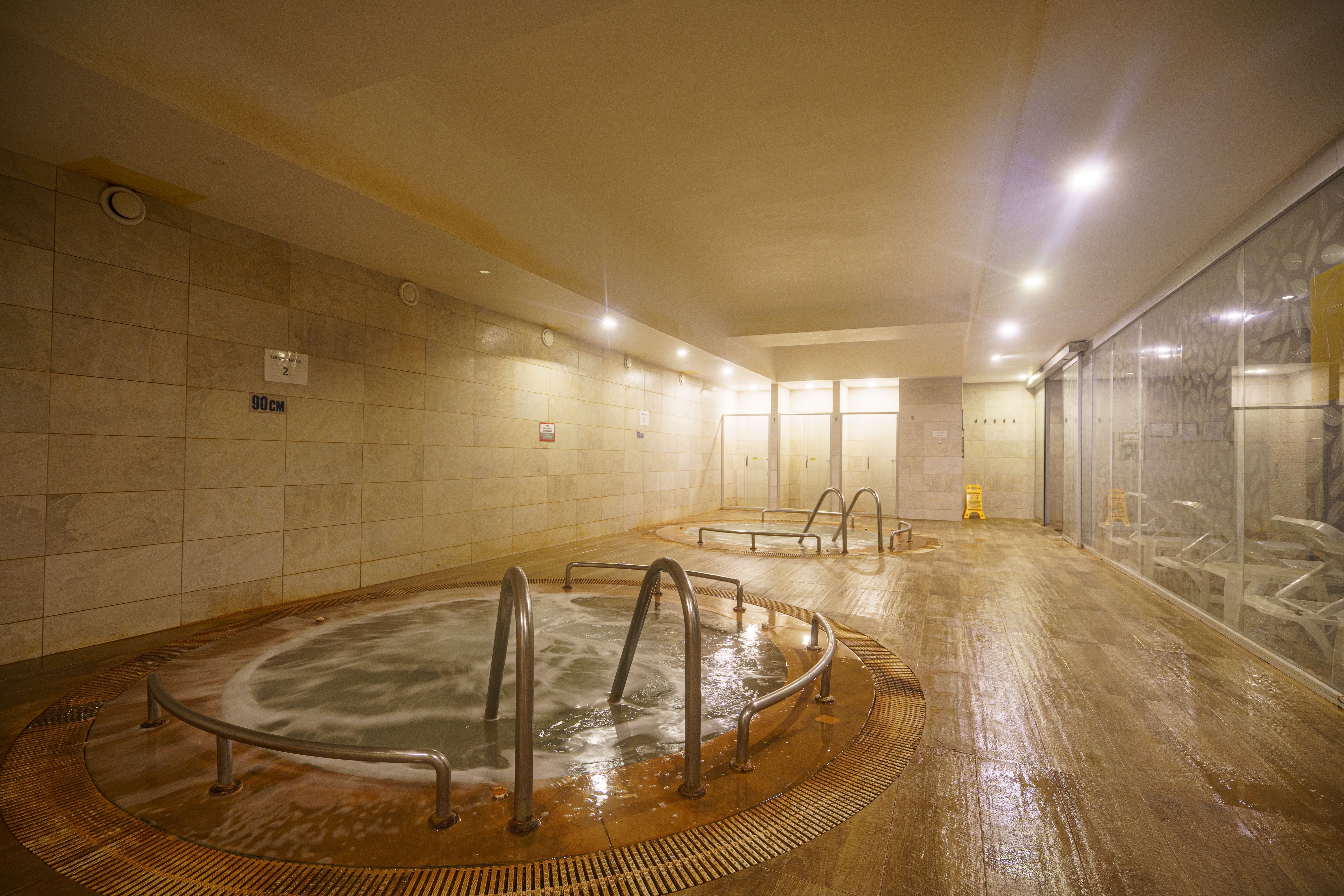 Piscină interioară