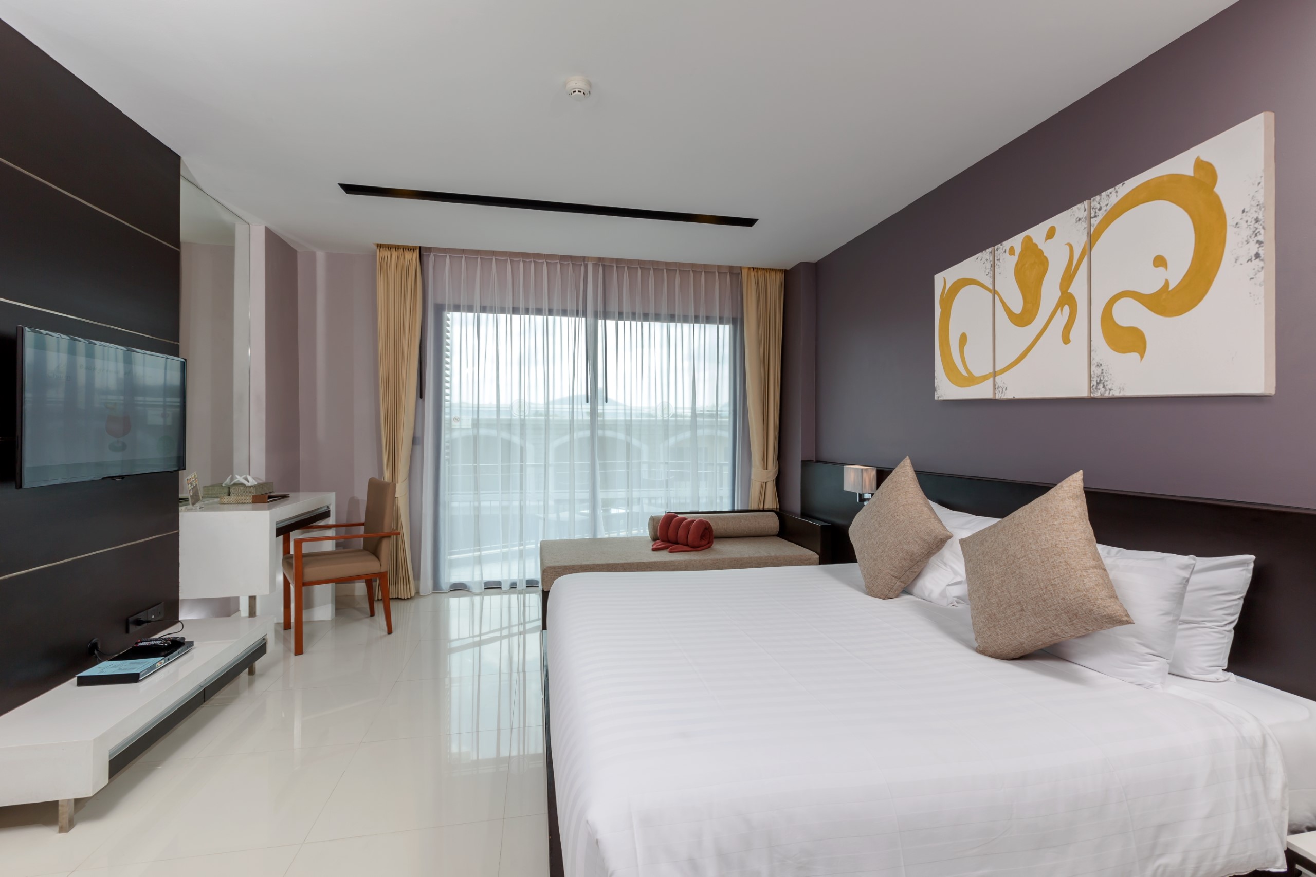 DELUXE ROOM