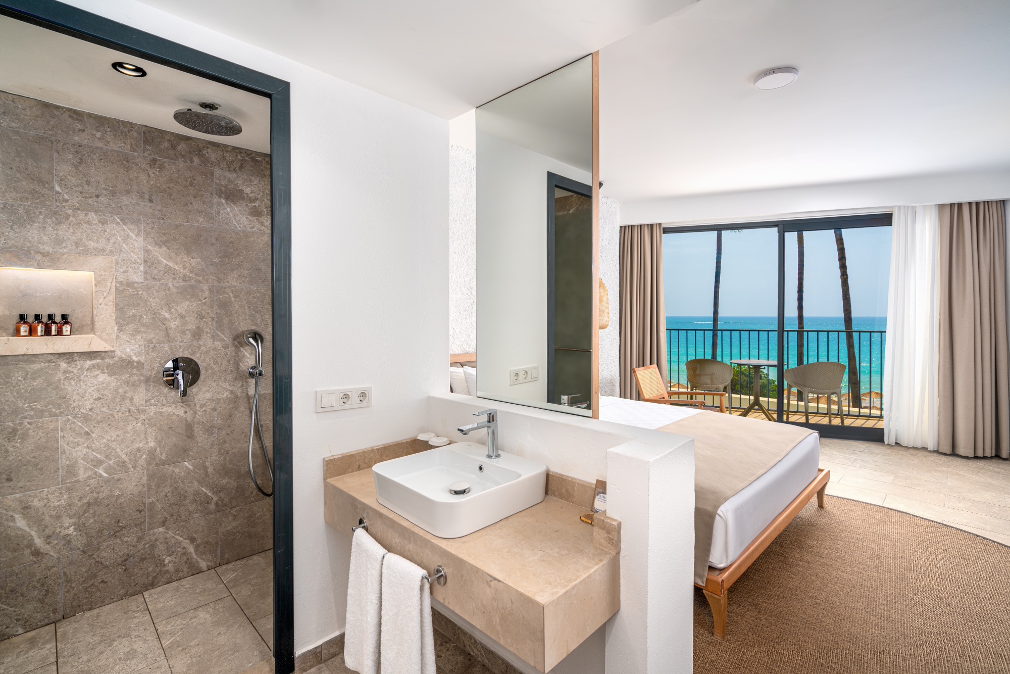 SUPERIOR ROOM