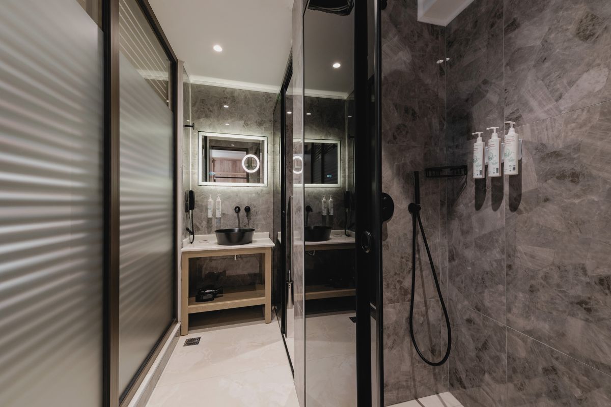 JUNIOR SUITE WITH BALCONY OR WINDOW
