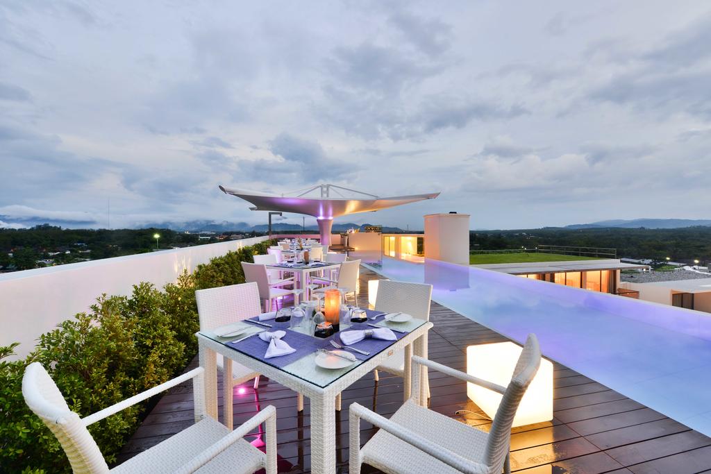 SWIM-UP POOL BAR