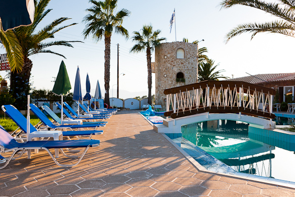 Zakynthos, Merlis Studios, piscina exterioara, sezlonguri.jpg