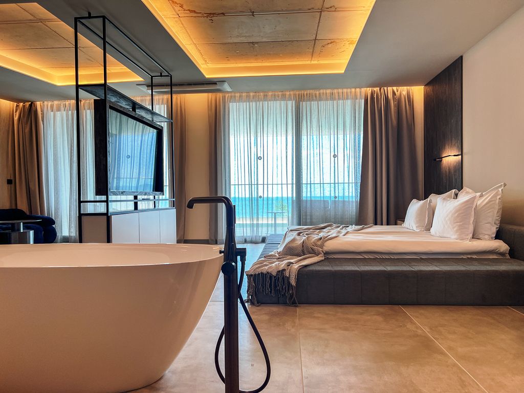 DELUXE SWIMUP DOUBLE ROOM +16 