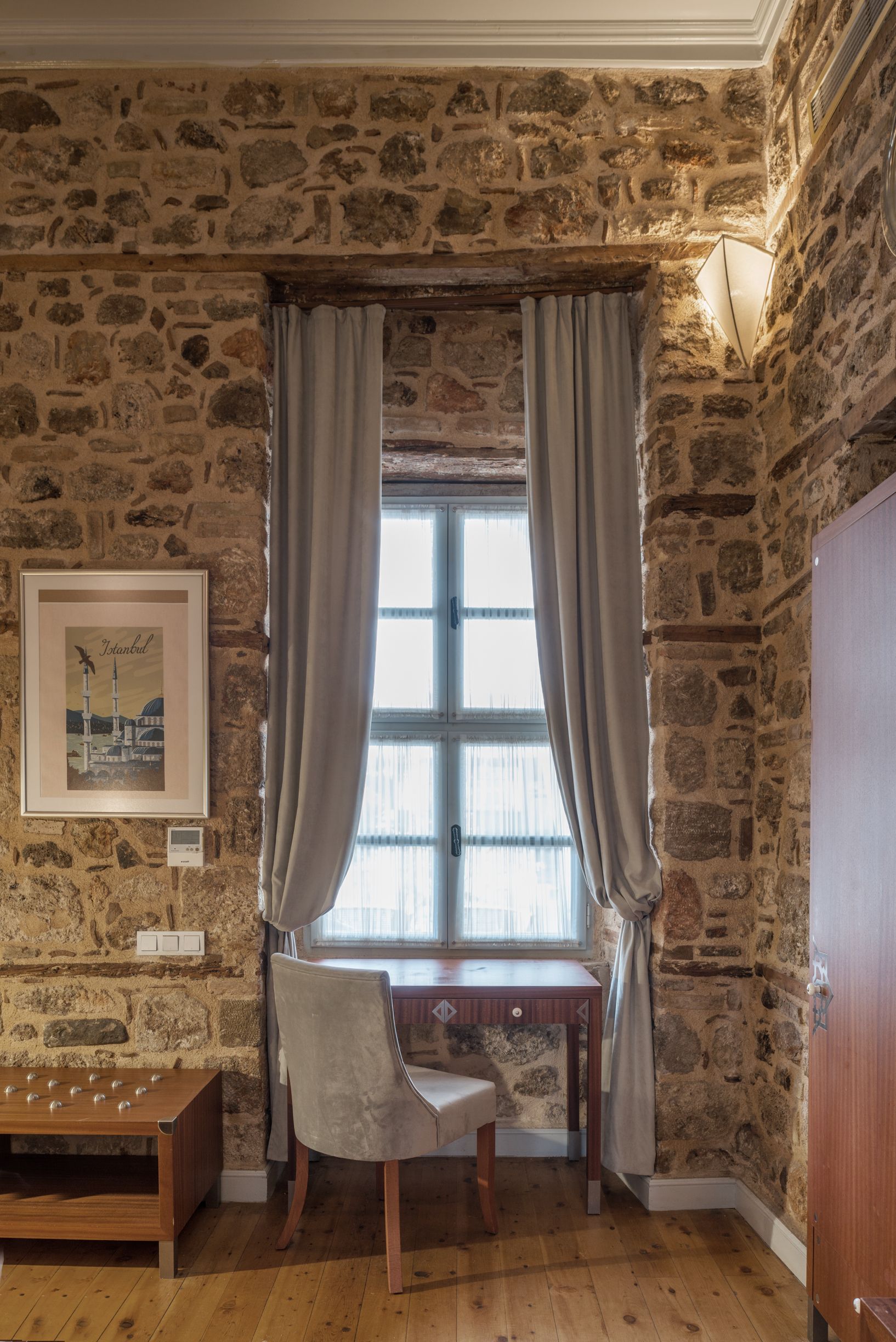 TWIN ROOM