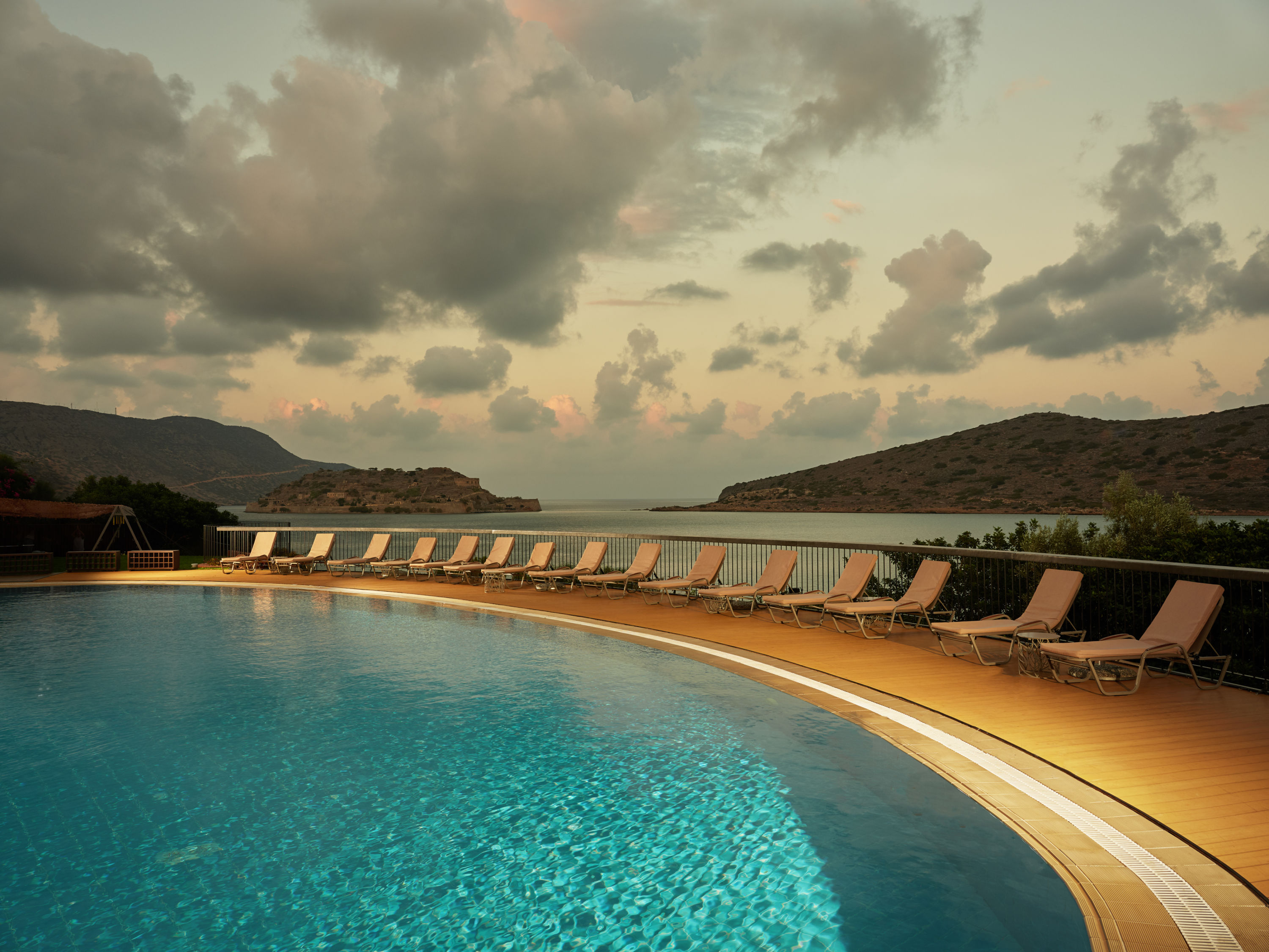 Makris Pool Bar