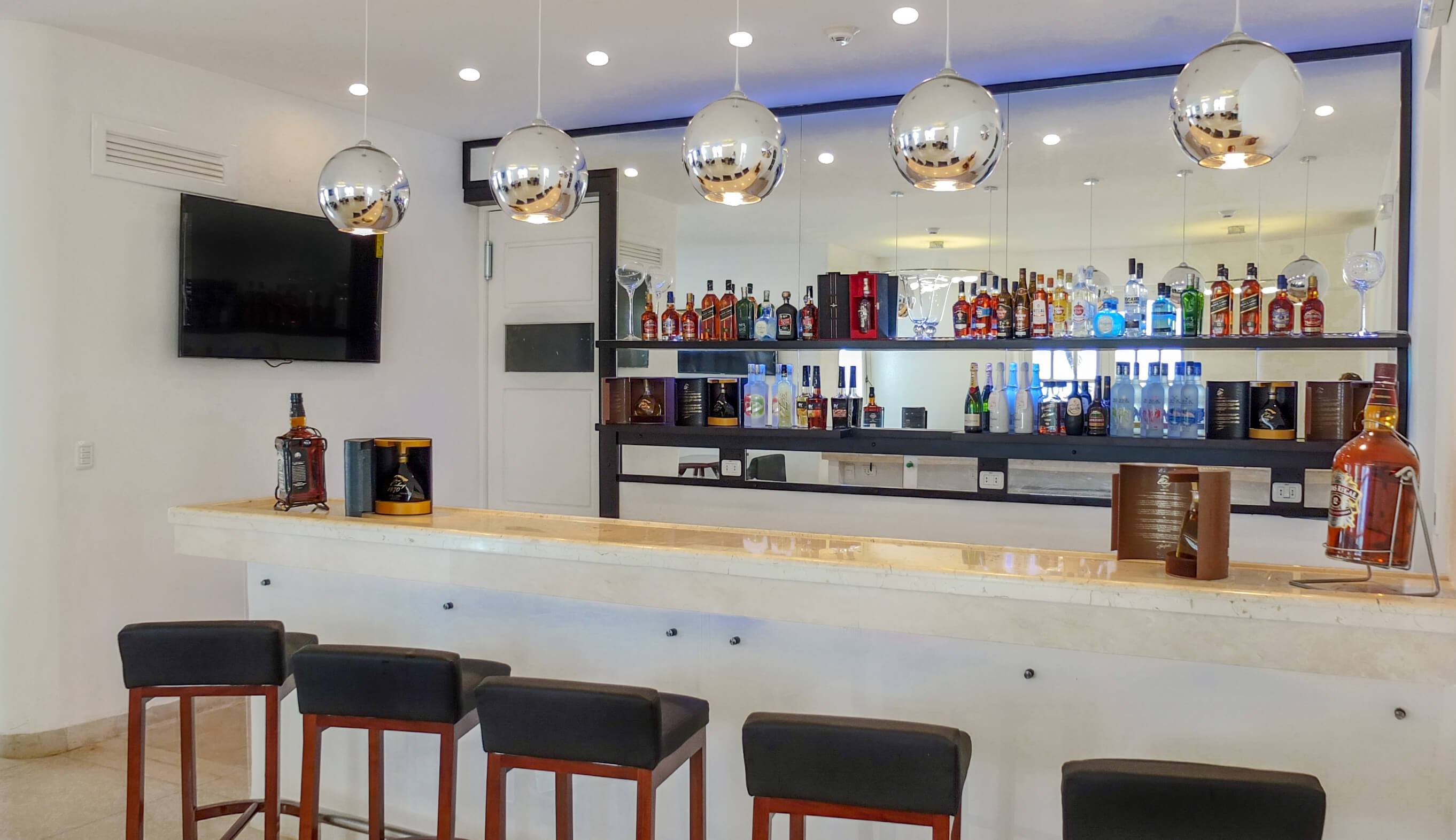 LOBBY BAR