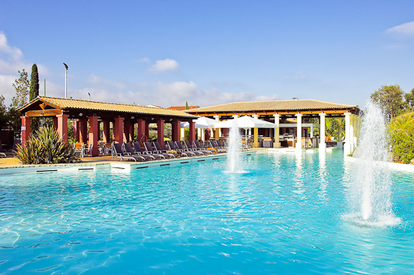 Corfu, Hotel Louis Corcyra Beach, piscina exterioara, sezlonguri, bar.jpg