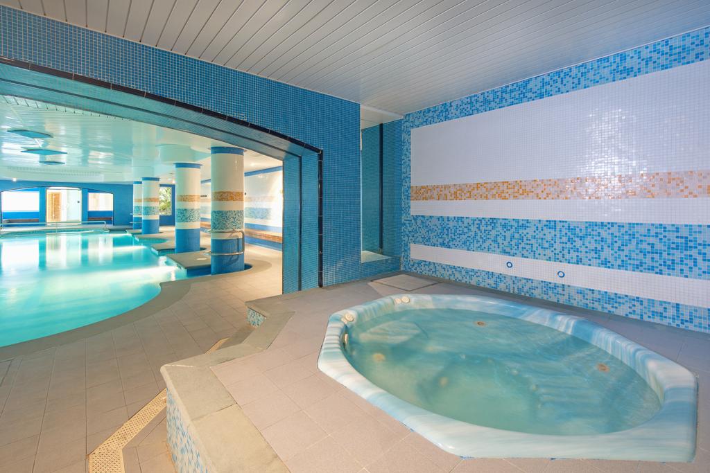 Piscină interioară