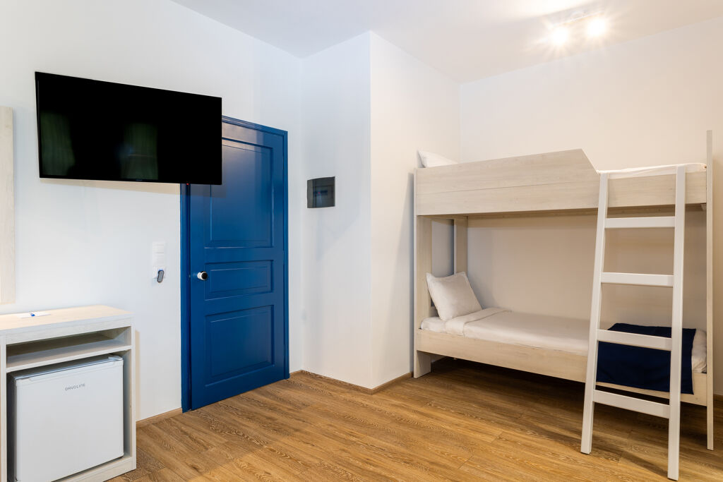 FAMILY ROOM WITH BUNK BED GARDEN VIEW