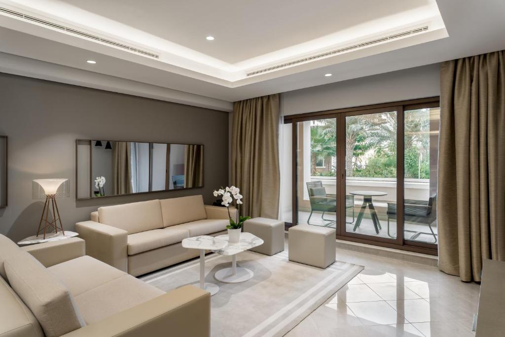 Family Three Bedroom Palm View Apartment