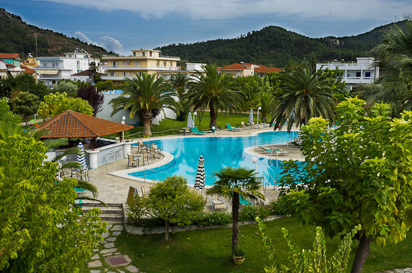 Thassos, Hotel Aethria, piscina, bar, sezlonguri.jpg