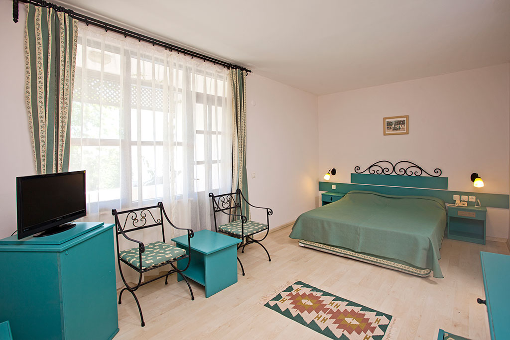 Club-Hotel-Titan-room-002.jpg