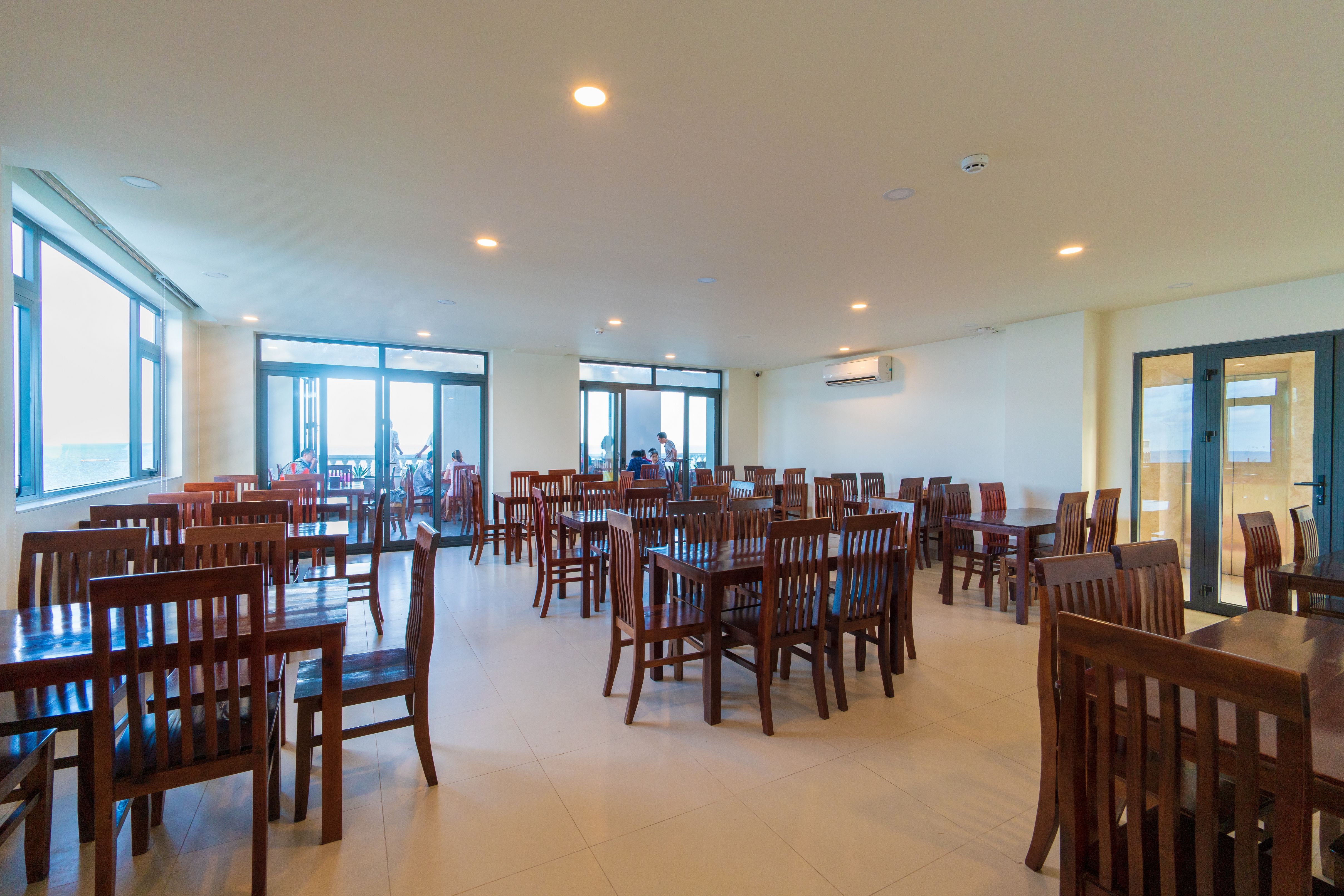 MAIN RESTAURANT
