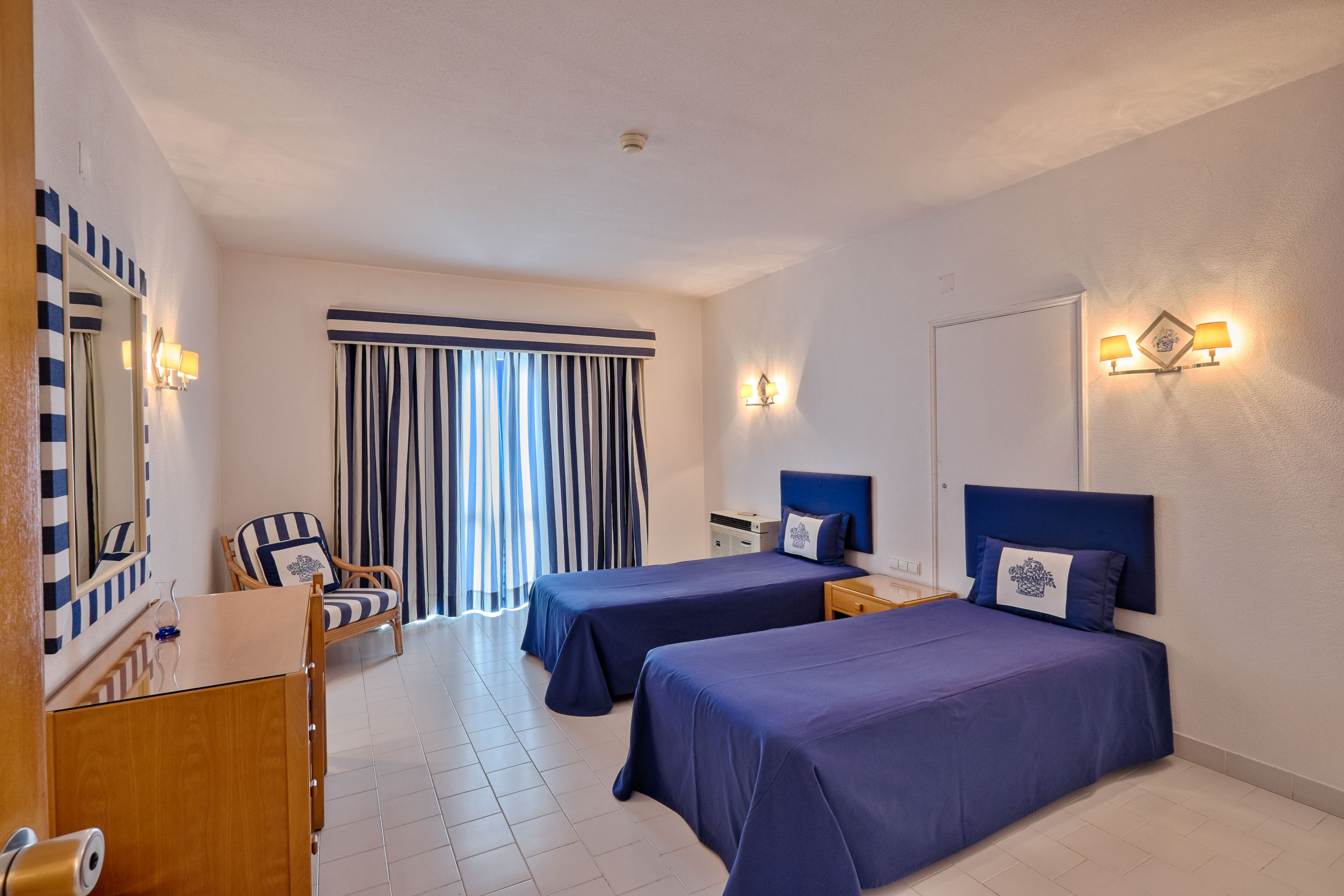 DELUXE ONE BEDROOM APARTMENT