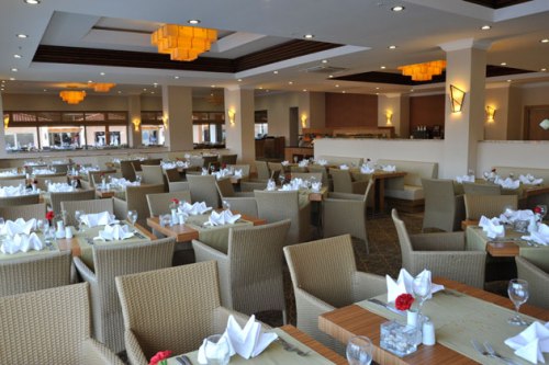 Hotel Akka Alinda restaurant.jpg