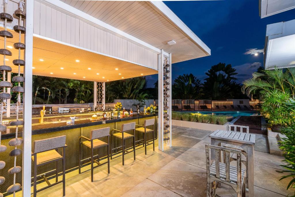 Pool Bar