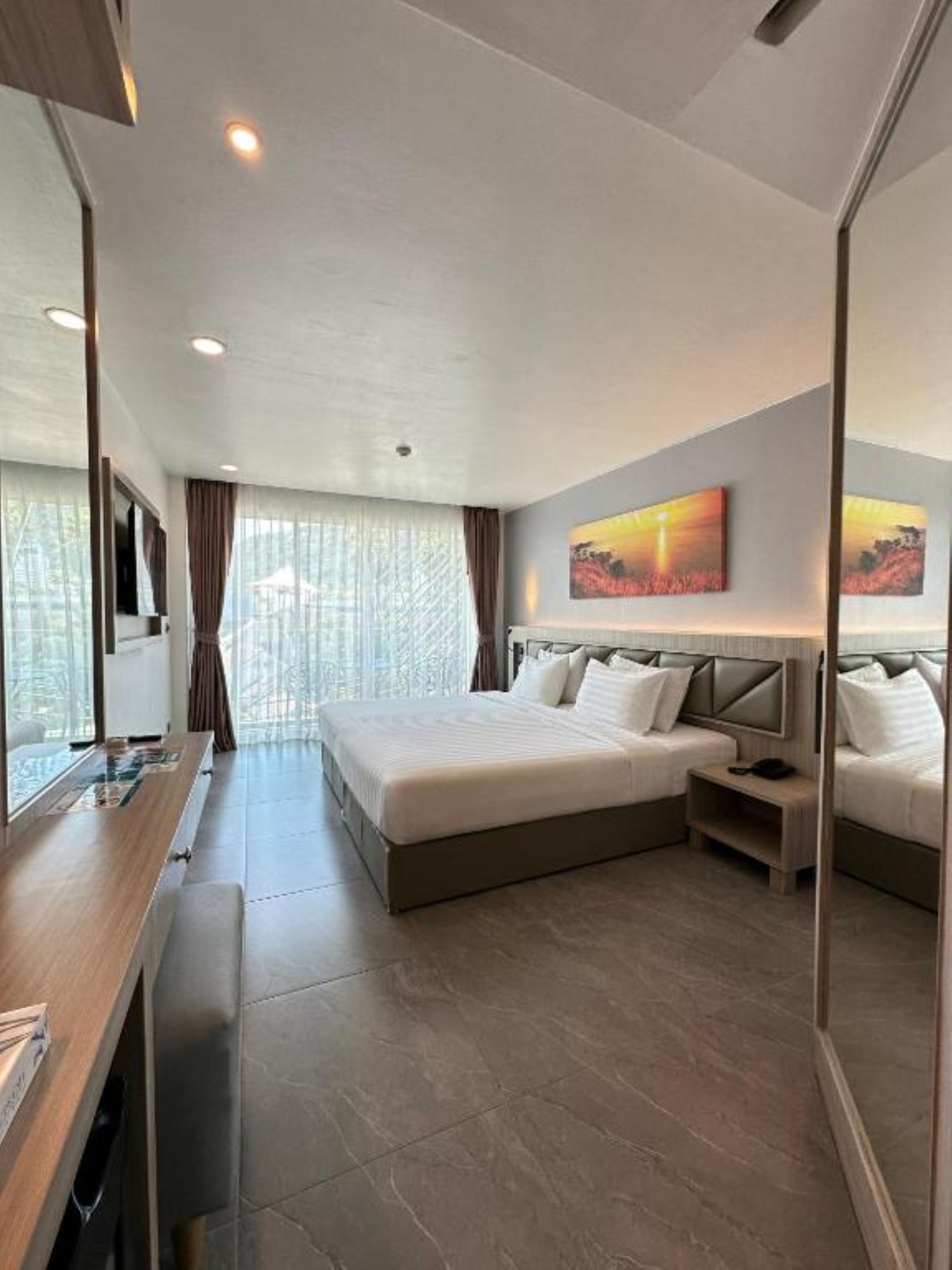 Deluxe King Balcony Mountain View