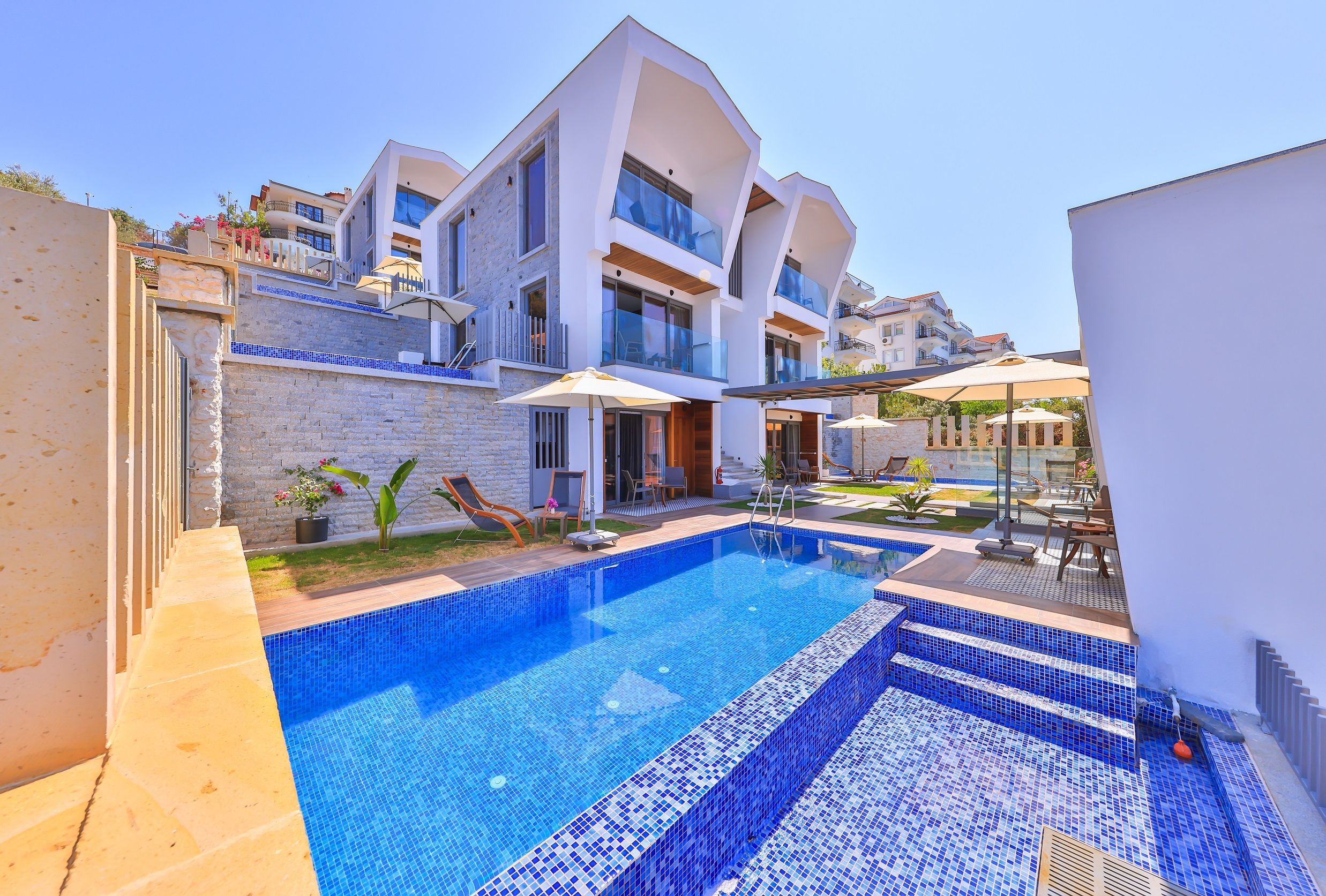 EXECUTIVE ROOM WITH POOL AND SEA VIEW