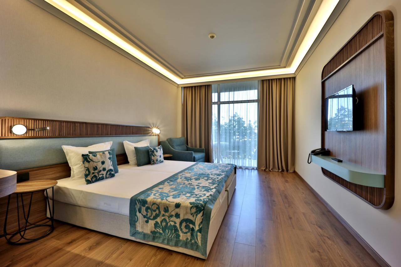 TWIN DELUXE ROOM (LATERALSEAVIEW, BALCONY)