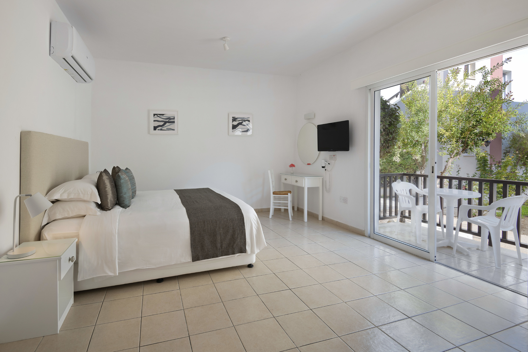STUDIO (BALCONY OR TERRACE)