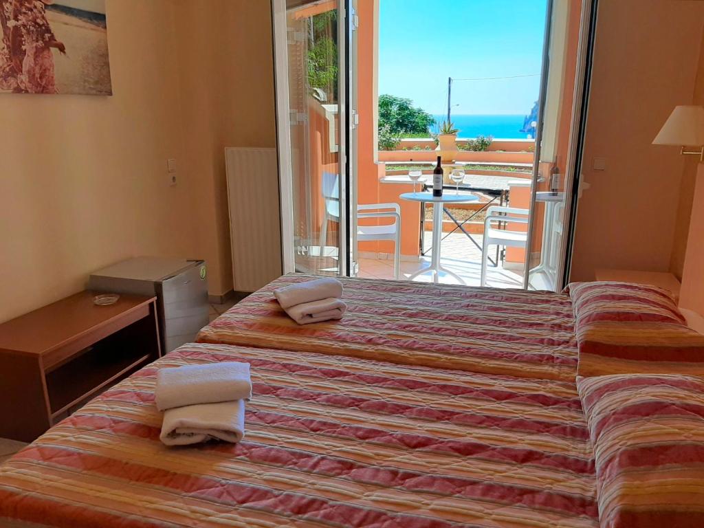 Classic double room with partial sea view and balcony