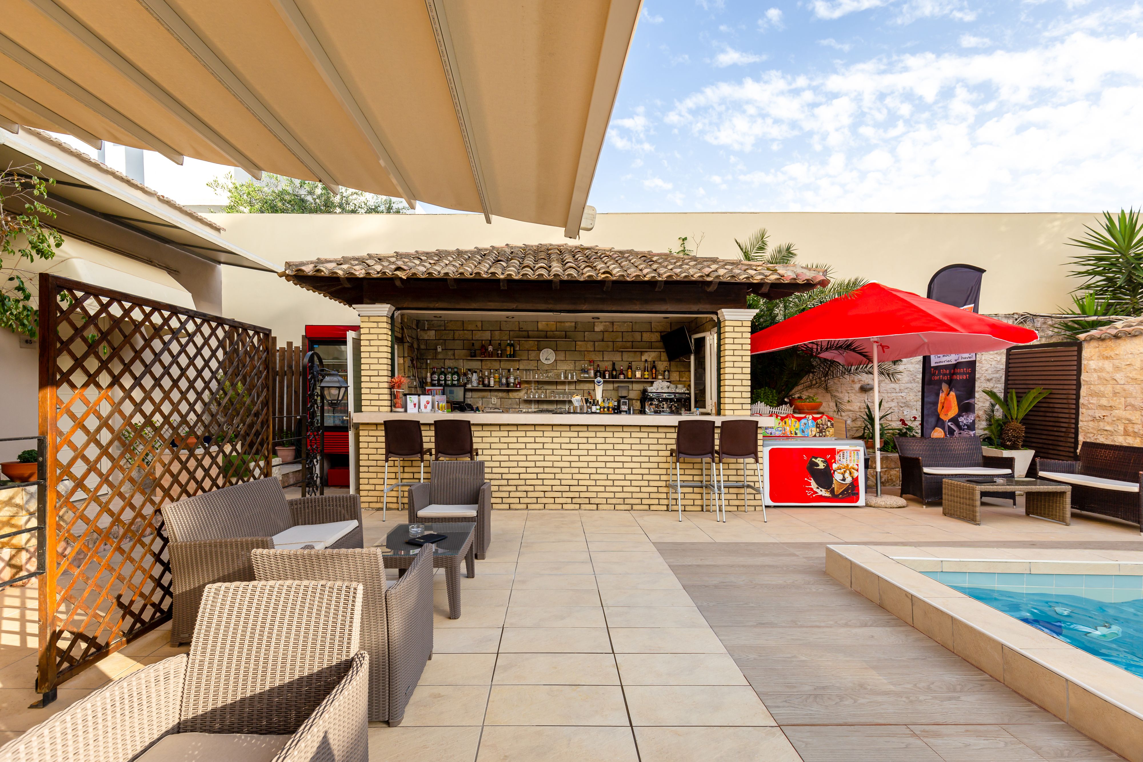 Pool bar