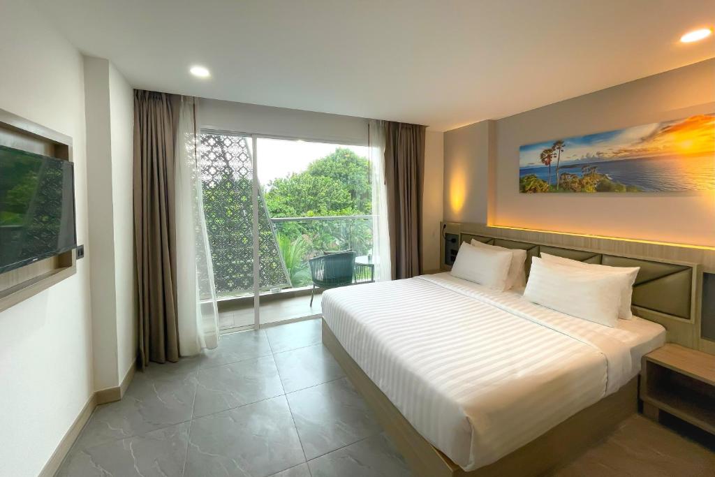 Deluxe King Balcony City View Room