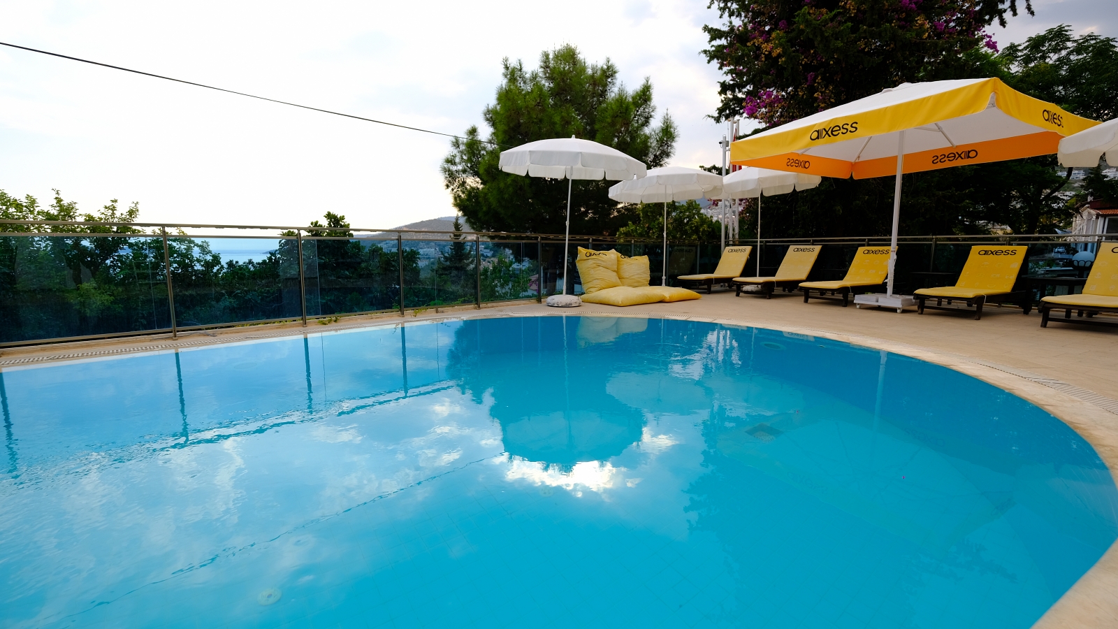 Piscina exterioara/interioara