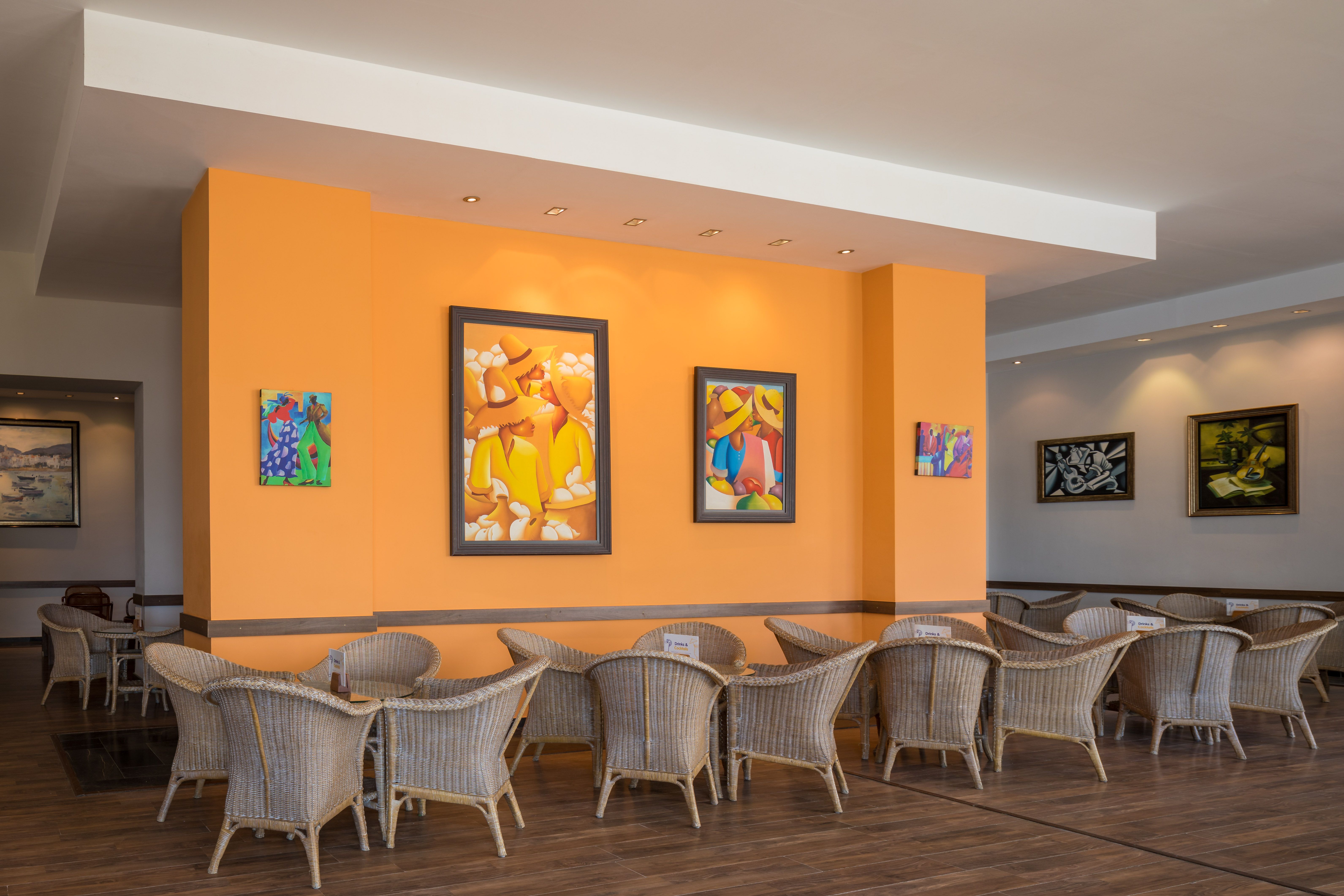 MAIN BAR
