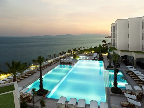 Hotel Xanadu Island Suites  piscina.jpg