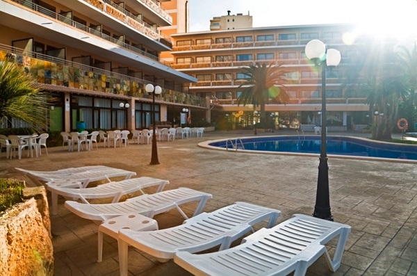 Fergus Tobago, exterior, piscina, hotel, sezlonguri.jpg