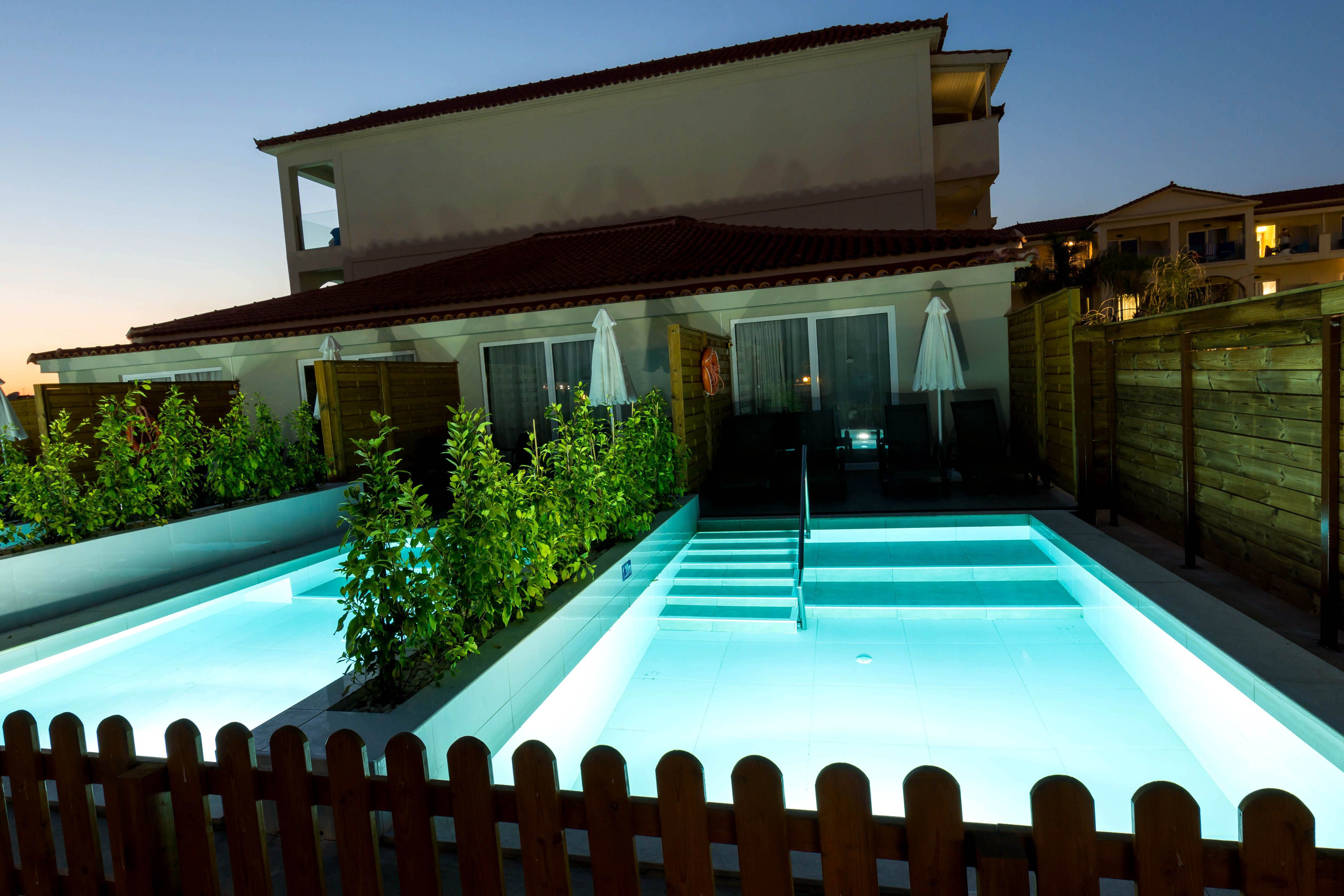 ROOM FAMILY OPEN PLAN PRIVATE POOL