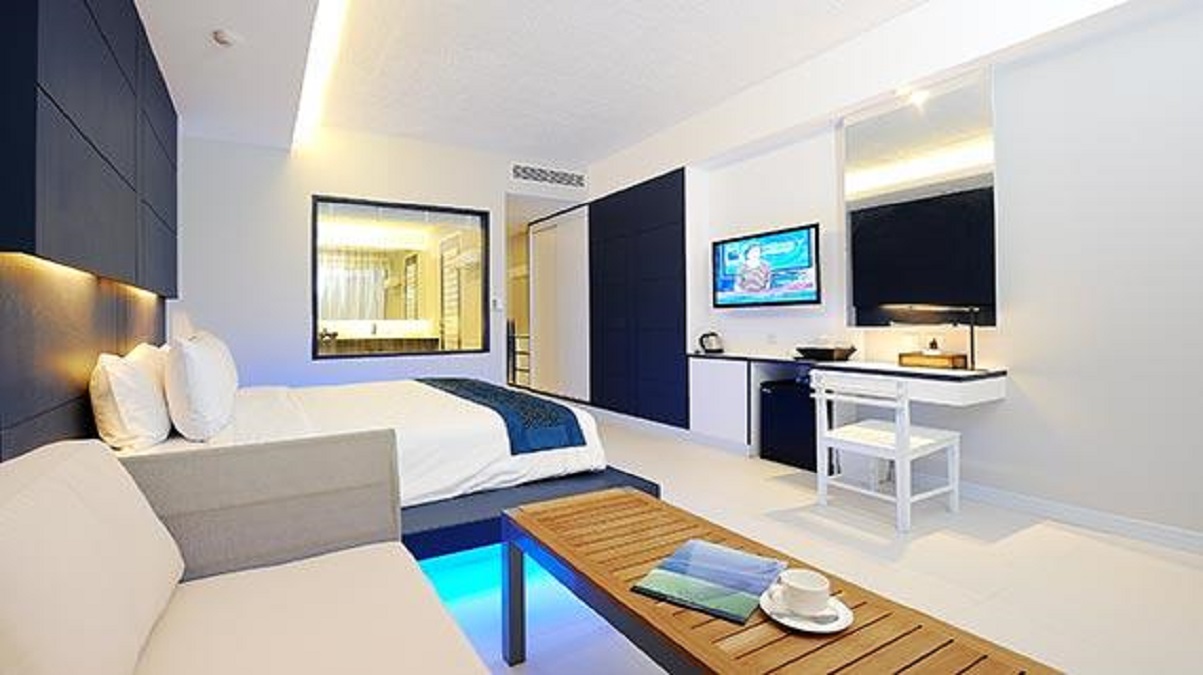 DELUXE JACUZZI ROOM