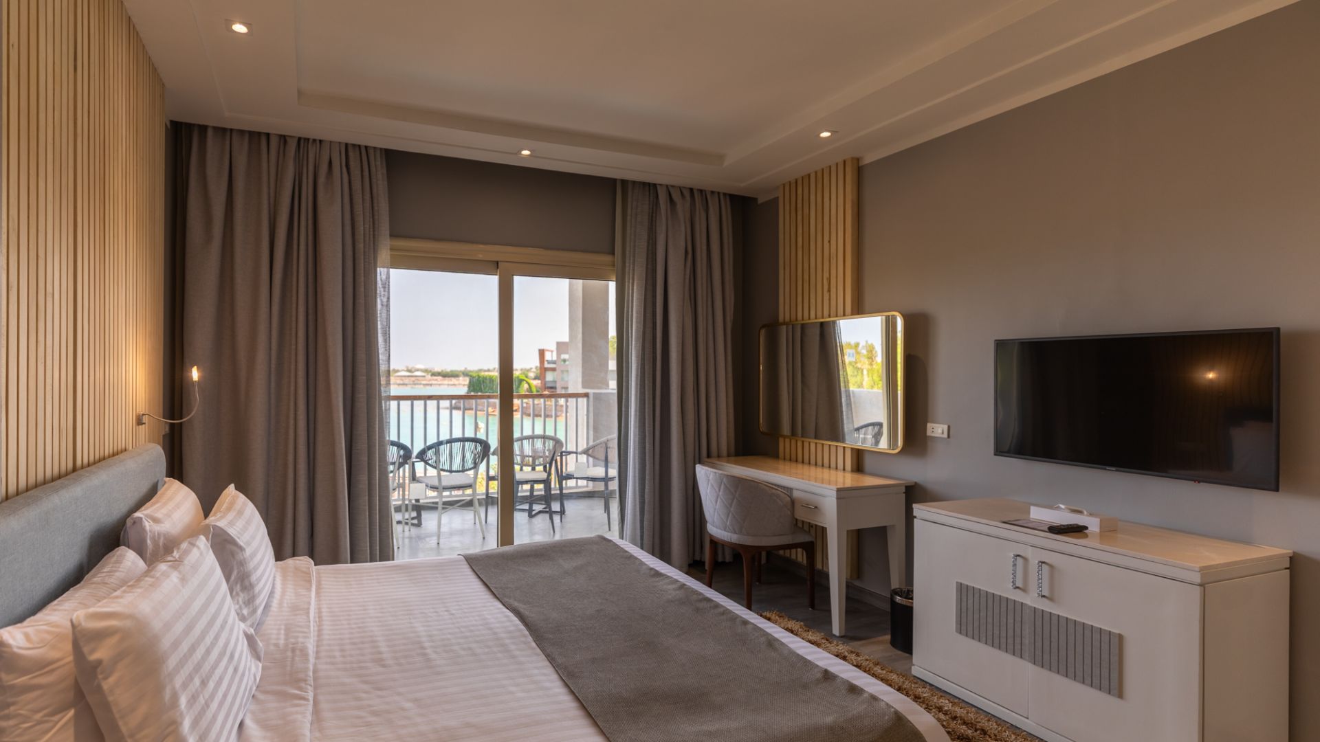 CRYSTAL JACUZZI SUITE SEA VIEW