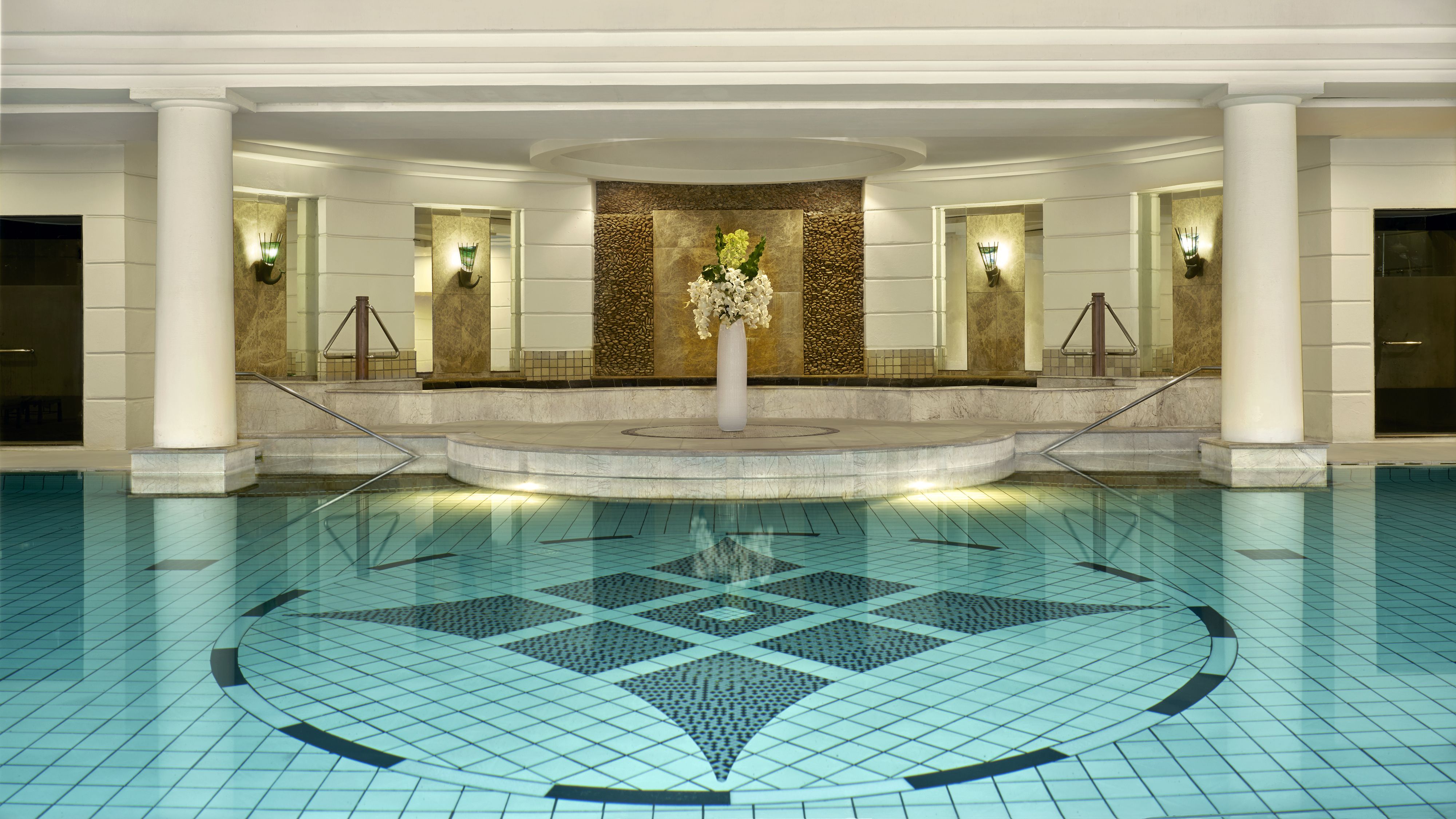 Piscină interioară