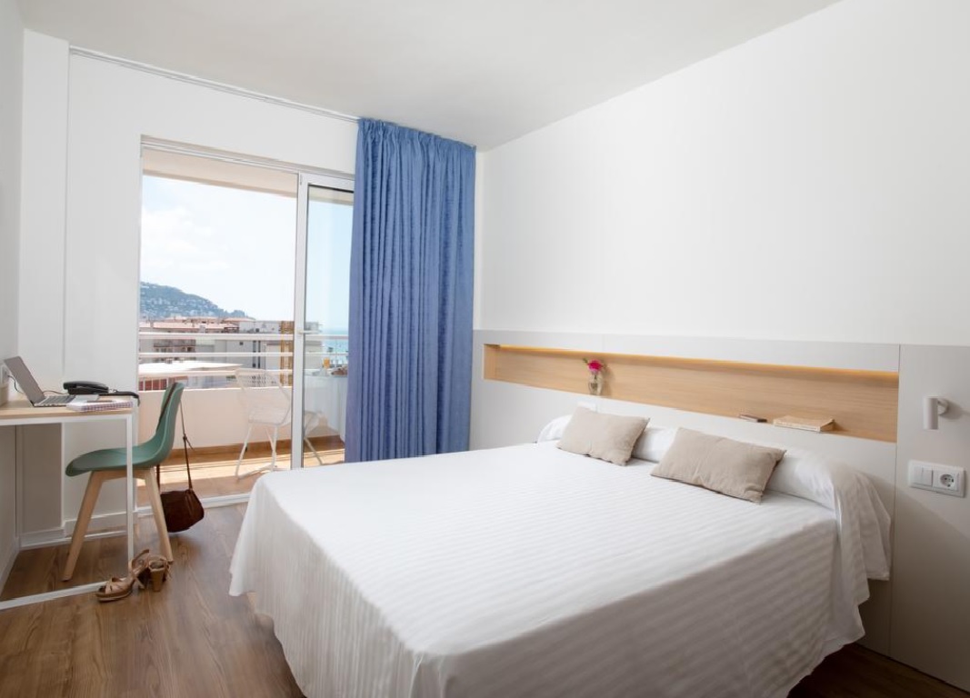 DOUBLE ROOM