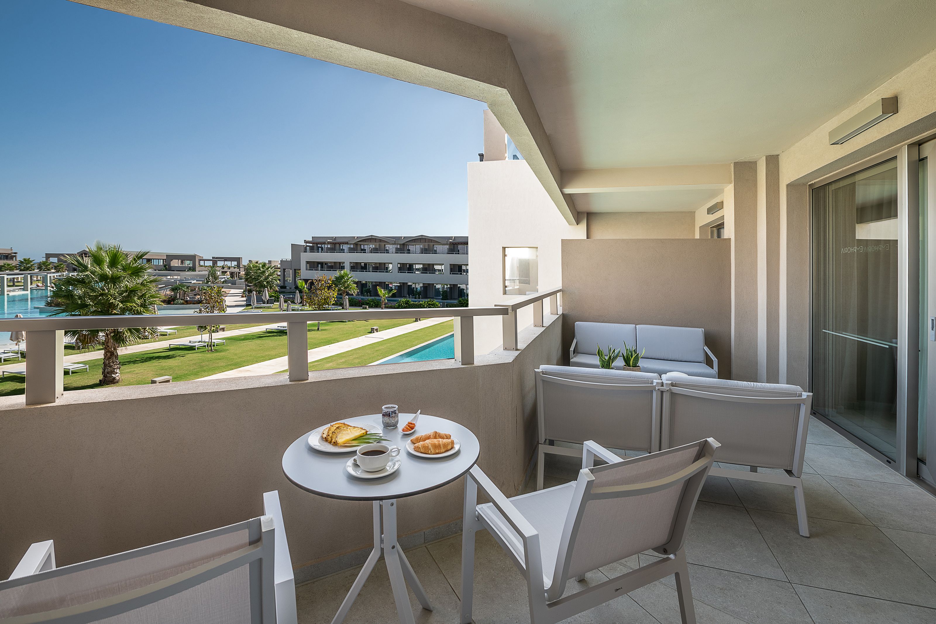FAMILY SUITE POOL VIEW