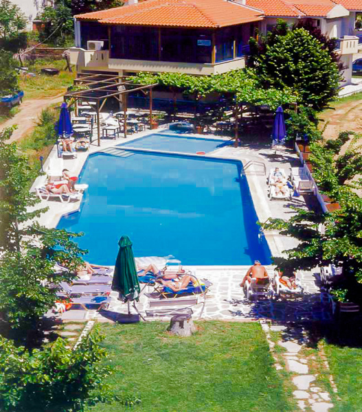 Thassos, Hotel Thalassies, piscina exterioara.jpg