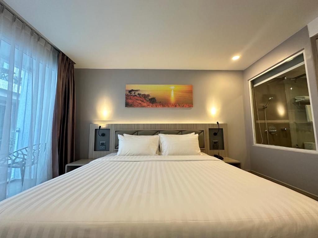 Deluxe King Balcony Room