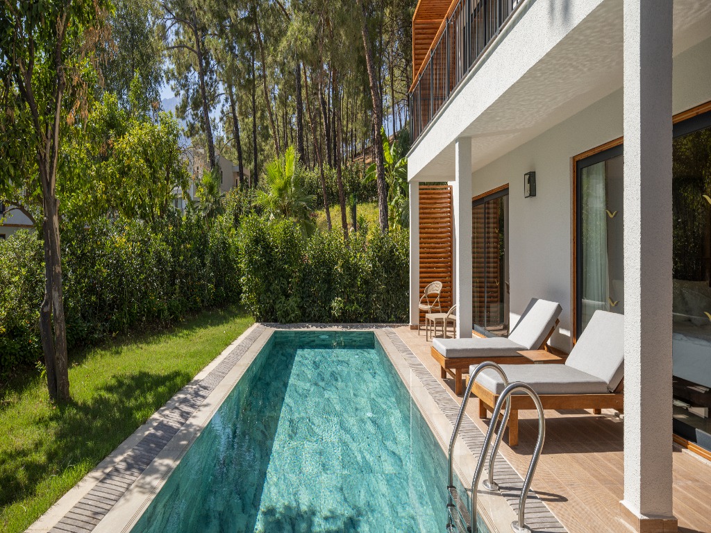 FAMILY SWIM UP ROOM