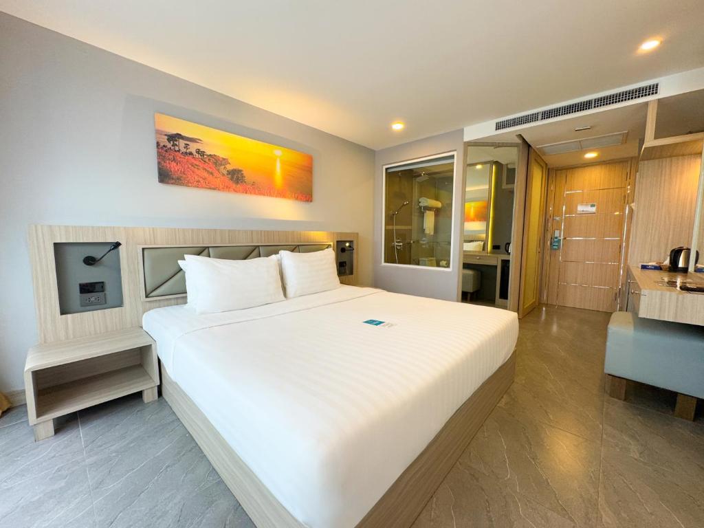 Deluxe King Balcony Room