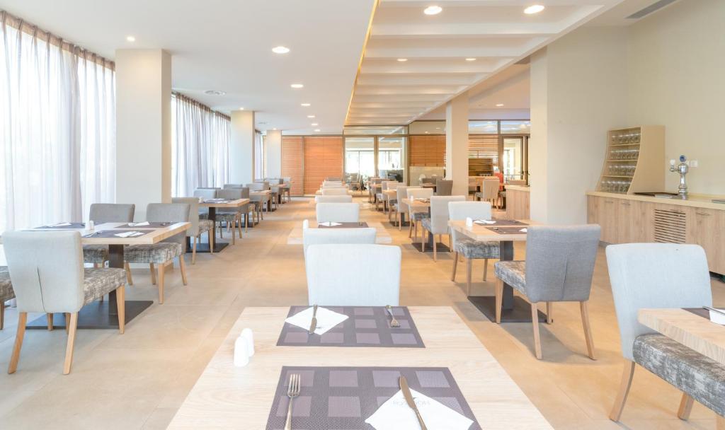 MAIN RESTAURANT