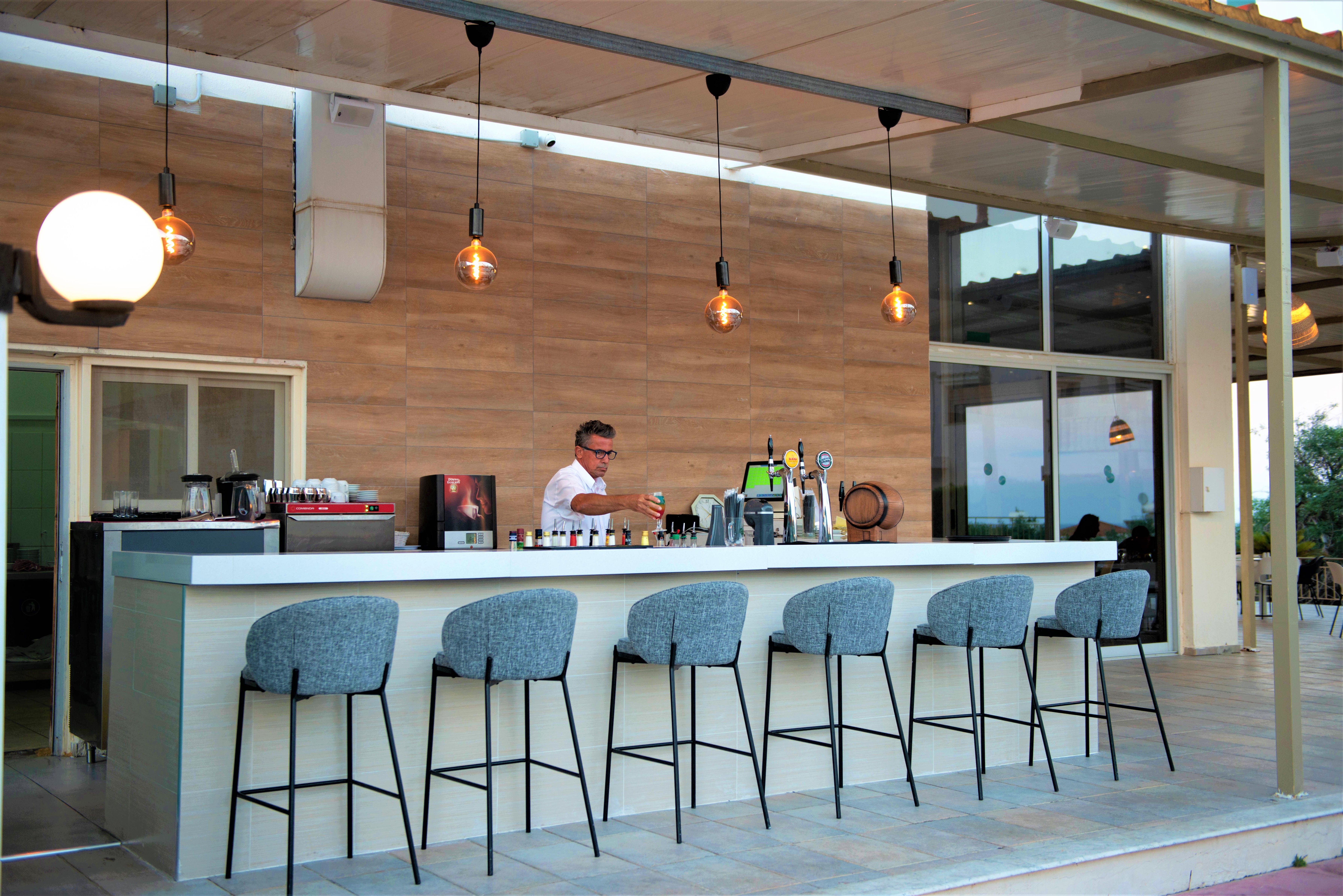 ARPA POOL BAR