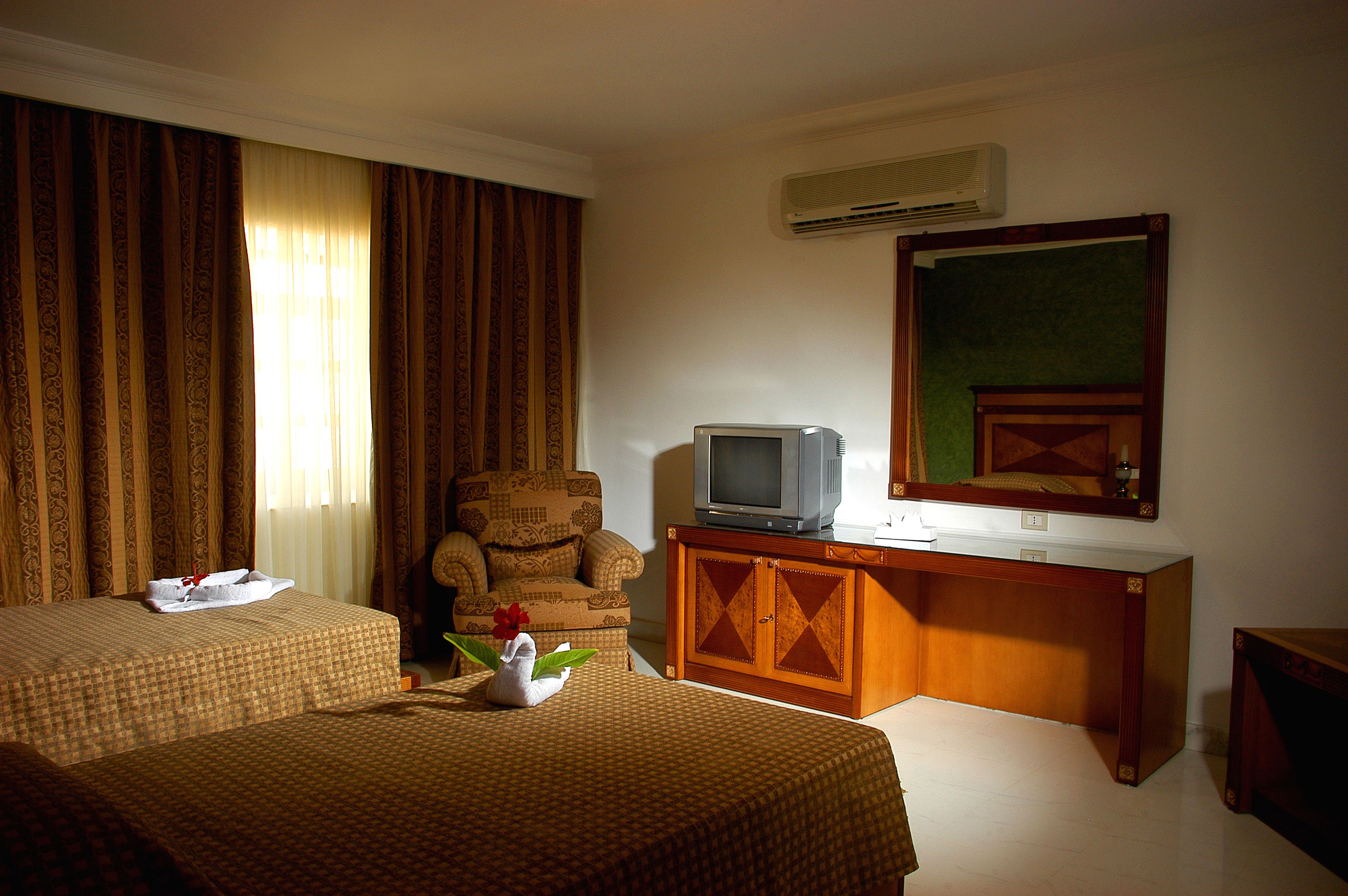 DELUXE ROOMS