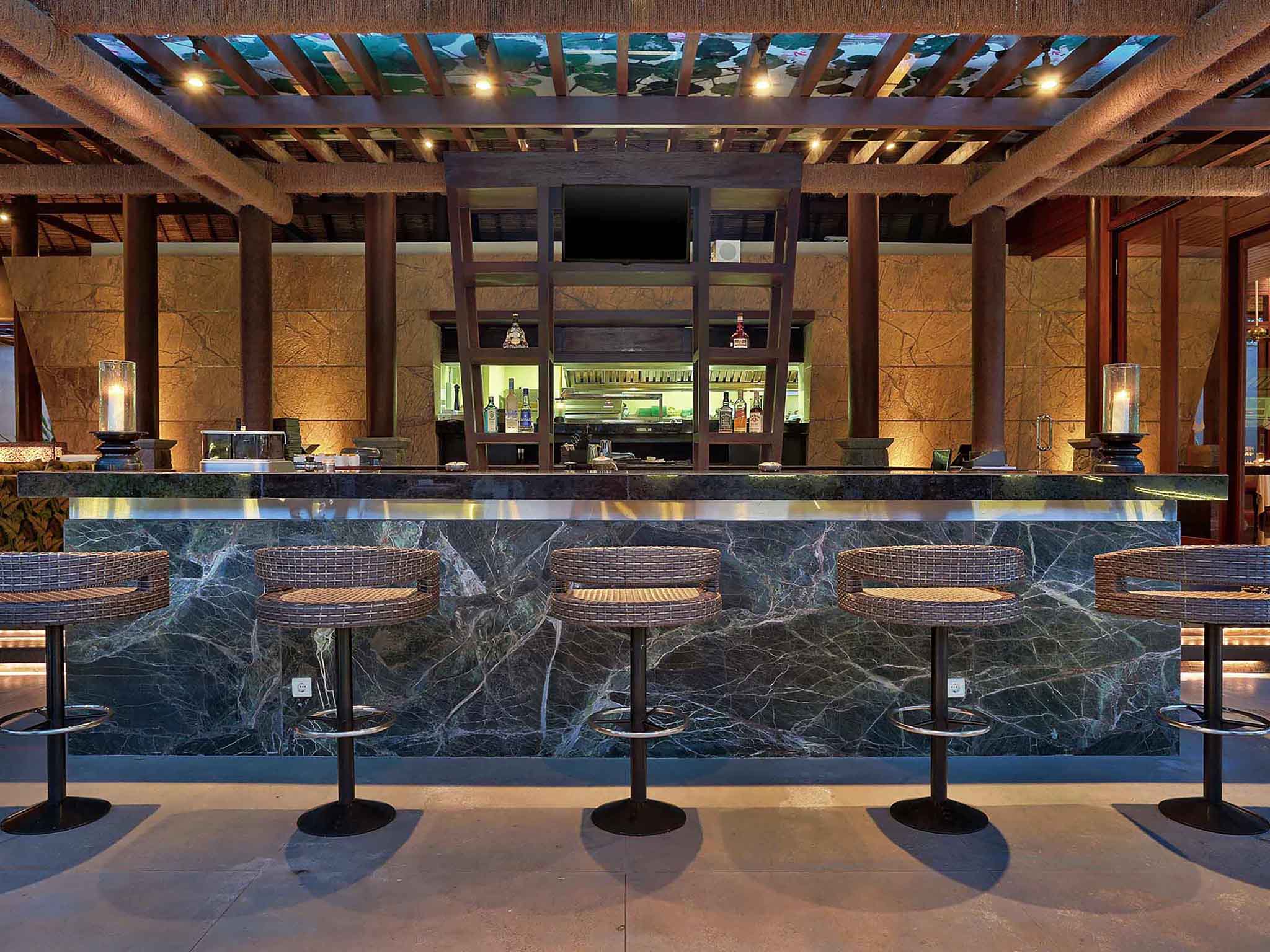 POOL BAR