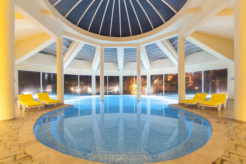 Piscină interioară
