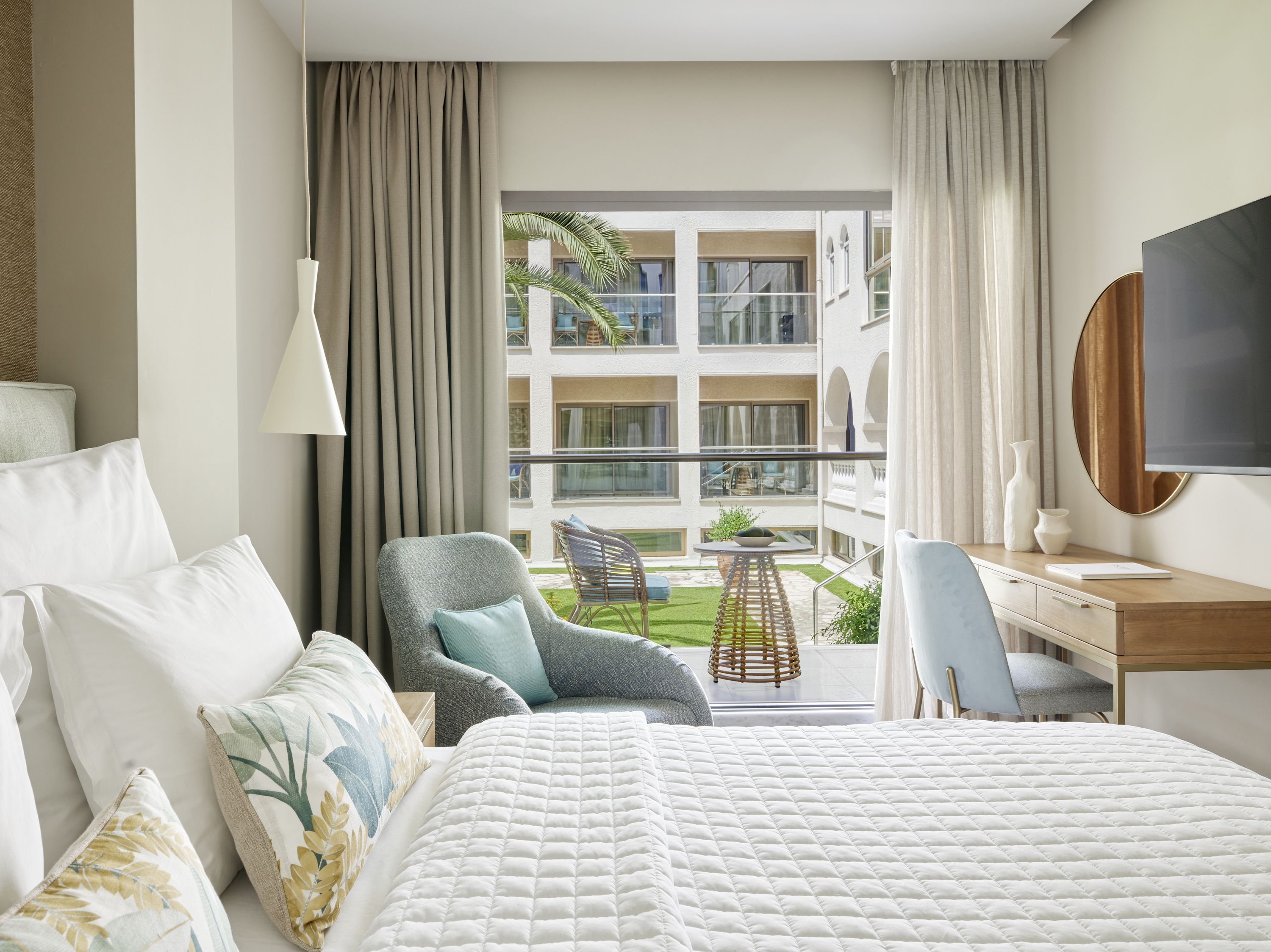 Family Room Garden/ Resort View