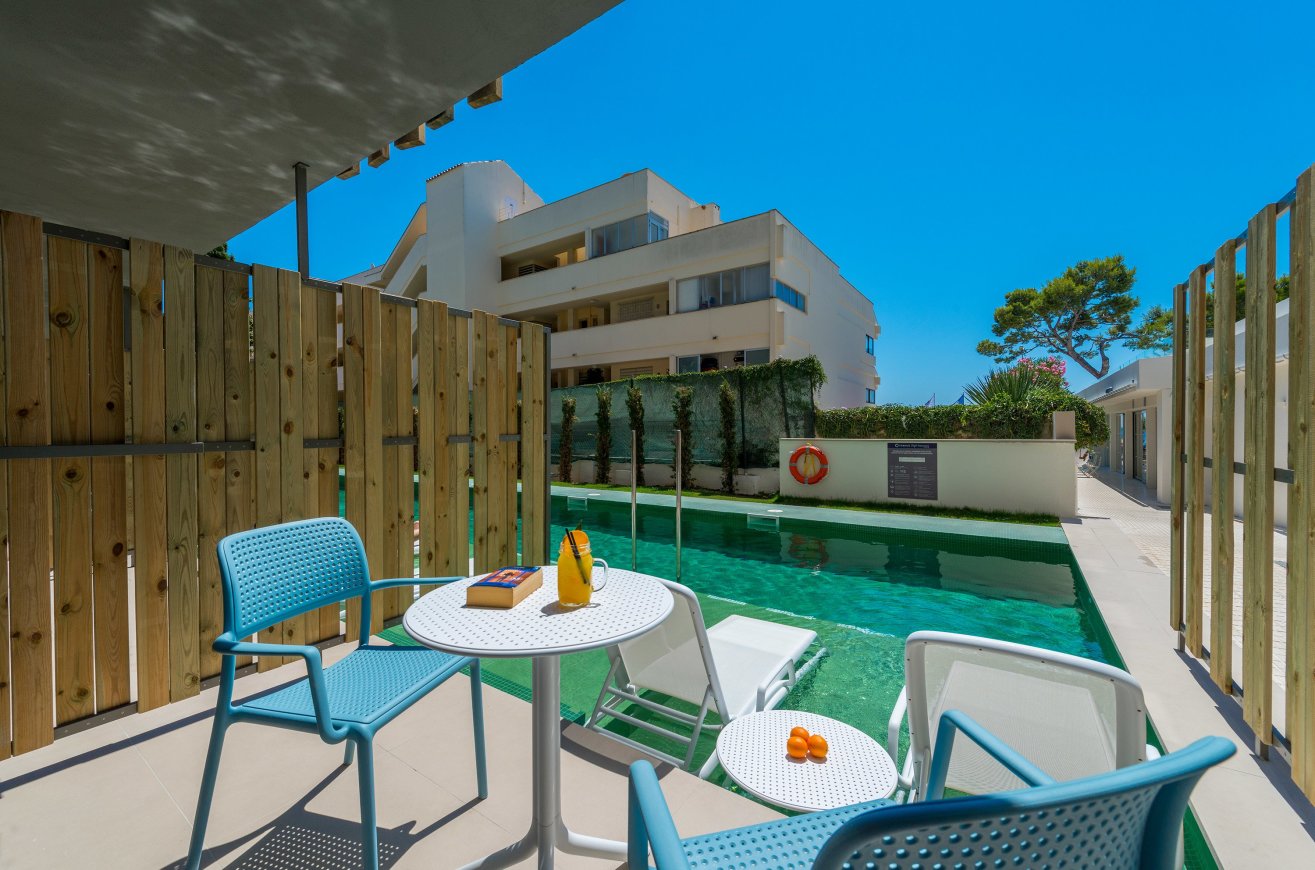 SWIM UP ROOM